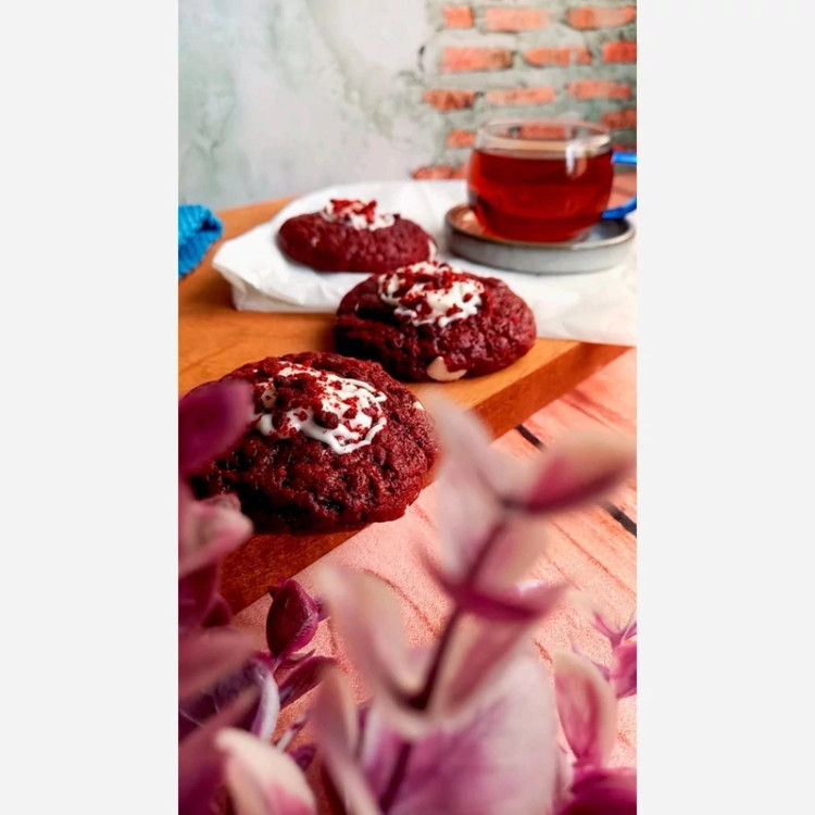 کوکی رد ولوت با مغز شکلات سفید ۳۰ گرمی در بسته های ۱۰ تایی