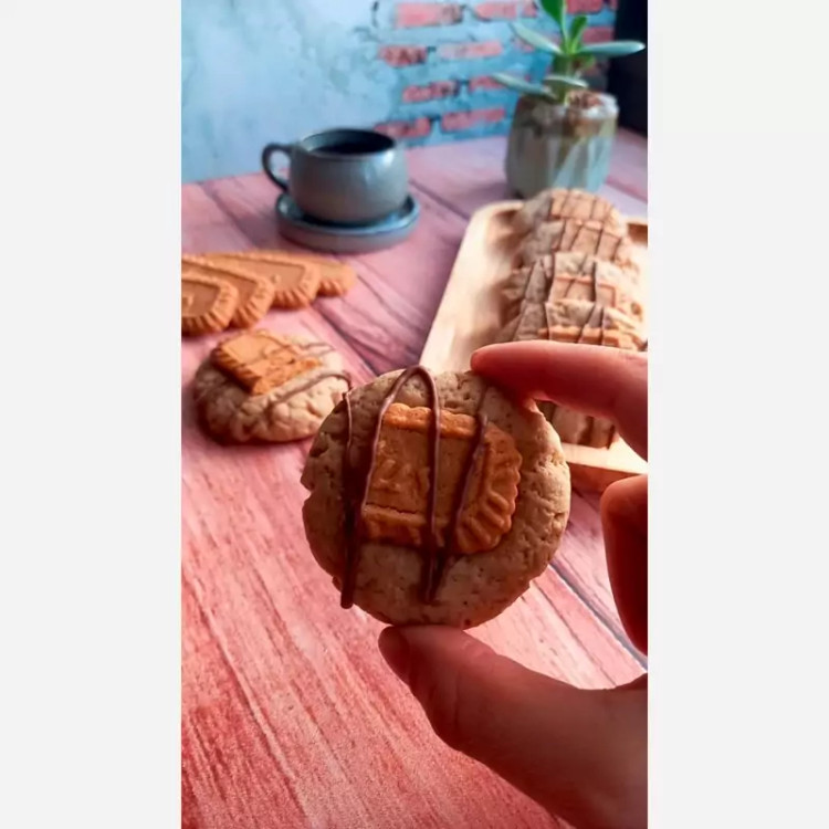 کوکی لوتوس حاوی کره لوتوس ودارچین