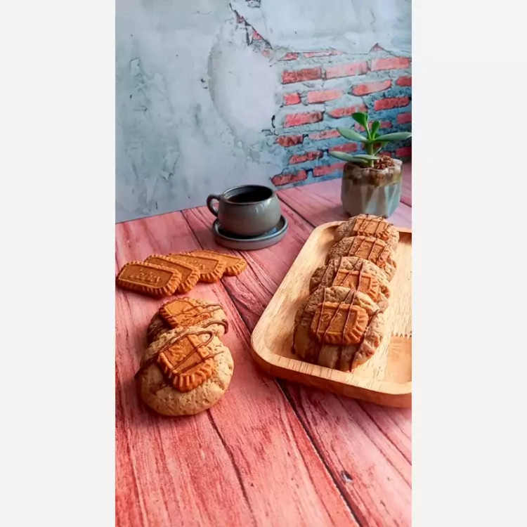 کوکی لوتوس حاوی کره لوتوس ودارچین